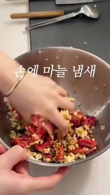 팬에 파를 넣고 양념한 갈비살을 넣어 약불에서 타지 않게 익혀줍니다. — 마늘 듬뿍 양념 갈비