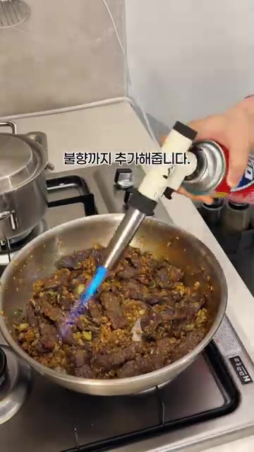 마지막으로 토치로 불향을 입혀줍니다. — 마늘 듬뿍 양념 갈비