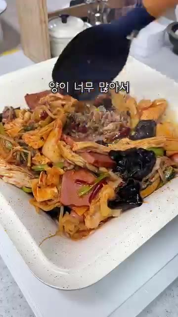 팬에 준비한 재료들을 넣고 볶아줍니다. 재료 양이 너무 많아 손이… — 1인분 2만원 마라샹궈, 집에서 배터지게 만들어 먹기!