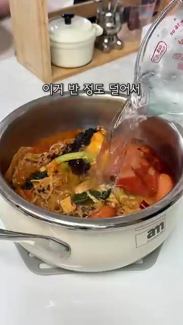 볶은 마라샹궈에 물 500ml와 사골 가루 육수 2개를 넣고 끓여줍니다. — 1인분 2만원 마라샹궈, 집에서 배터지게 만들어 먹기!