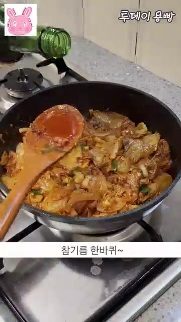 간장 2큰술, 고춧가루 2큰술, 다진 마늘 1큰술, 고추장 1큰술,… — 마법의 양념으로 실패 없는 두부김치 만들기
