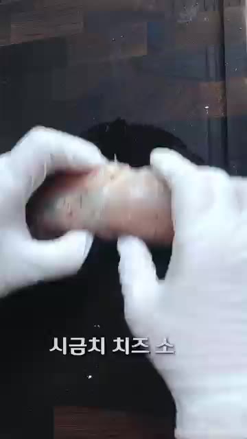 닭가슴살을 펼쳐 시금치, 파르메산 치즈 가루, 아몬드 플레이크를 넣… — 50초 레시피, 시금치 닭가슴살 롤과 독일식 양배추 피클
