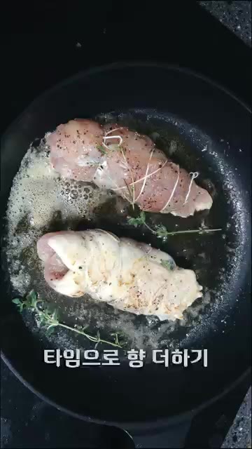 180도 오븐에서 20분간 익힌다. — 50초 레시피, 시금치 닭가슴살 롤과 독일식 양배추 피클