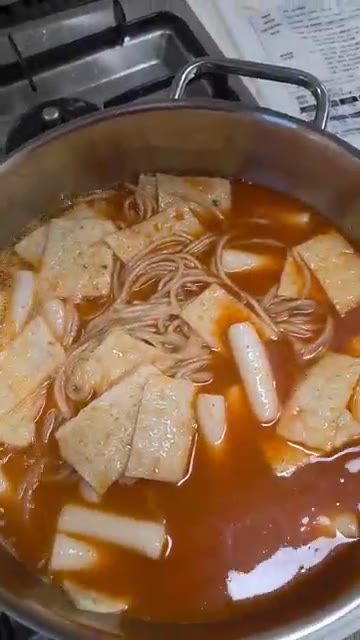 모든 재료를 잘 섞어 끓여주세요. — 오마뎅 우리사과떡볶이 밀키트 조리법