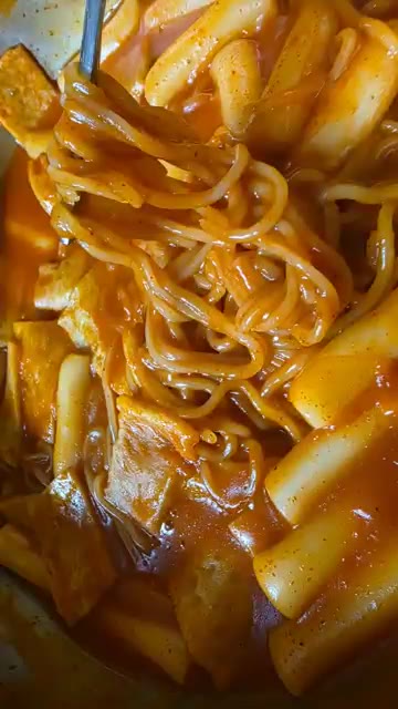 소스 농도가 걸쭉해지면 완성입니다. — 오마뎅 우리사과떡볶이 밀키트 조리법