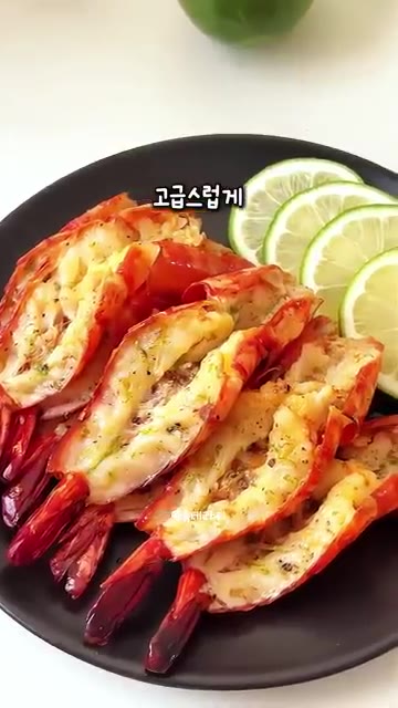 팬에 새우를 노릇하게 구워주다가 버터를 넣고 녹여주세요. — 레스토랑 부럽지 않은 풍미 폭발! 초간단 버터갈릭 라임 새우 레시피
