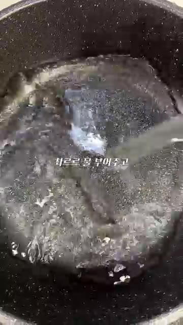 프라이팬에 물을 붓고 메추리알을 넣어줍니다. — 메추리알 어묵조림 레시피