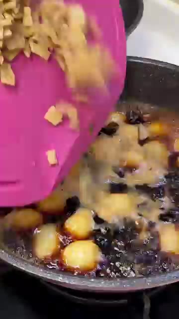 간장과 올리고당을 넣고 메추리알을 함께 끓여줍니다. — 메추리알 어묵조림 레시피