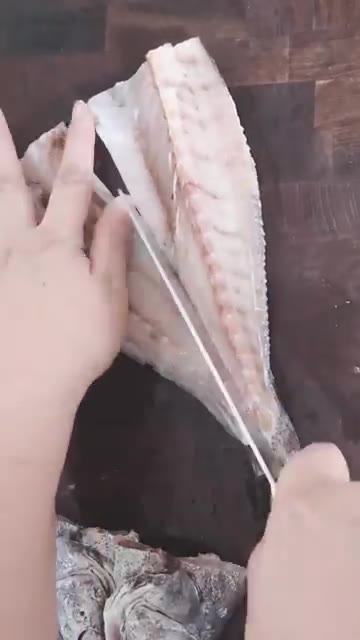 국간장, 새우젓, 다진 마늘을 넣고 간을 맞춘다. — 만원으로 즐기는 최고급 여름 보양식, 반건조 민어 맑은지리