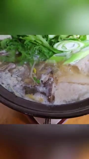 마지막으로 소금으로 간을 맞추면 완성이다. — 만원으로 즐기는 최고급 여름 보양식, 반건조 민어 맑은지리