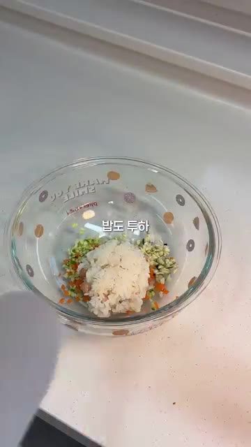 볼에 다진 채소와 밥, 계란을 넣고 잘 섞어준다. — 손으로 집어먹기 좋은 야채밥전