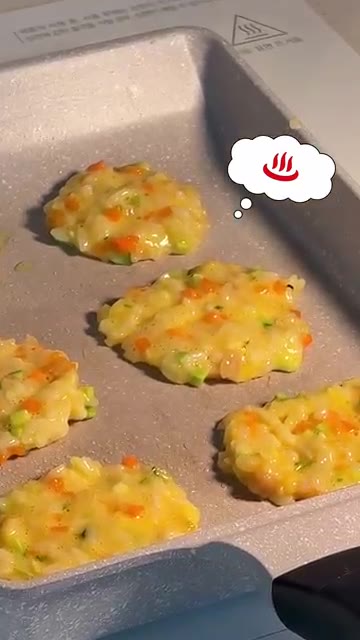 약불에서 앞뒤로 노릇하게 구워준다. — 손으로 집어먹기 좋은 야채밥전