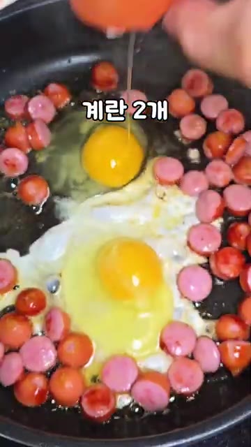 계란 2개를 넣고 간장 1큰술과 맛술 1큰술을 넣어줍니다. 계란이… — 소시지 계란덮밥 레시피