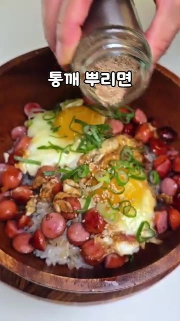 송송 썬 대파와 통깨를 뿌려주면 완성입니다. — 소시지 계란덮밥 레시피
