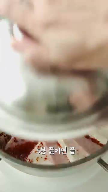 물을 붓고 5분간 끓인다. — 찬바람 불 때 뜨끈한 스팸두부짜글이