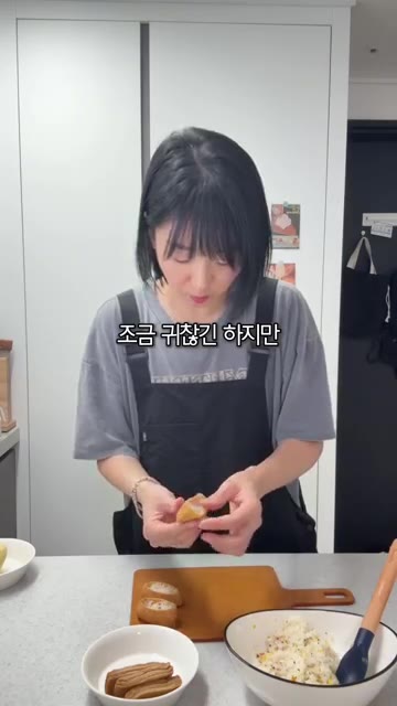 유부초밥 안에 밥을 채우고, 그 위에 명란마요 소스를 듬뿍 올린다. — 명란마요 유부초밥 & 냉모밀 레시피