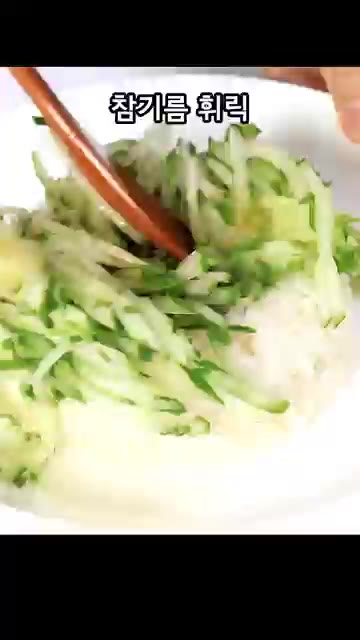 참기름을 뿌리고 밥과 오이를 잘 섞어준다. 오이가 없으면 부추나 파… — 너무 간단하고 맛있어서 거의 매일 만들어 먹어요! 김밥책