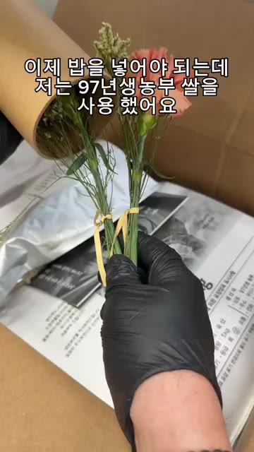 팬에 버터 두 큰술과 꽃게 내장을 넣고 끓어오를 때까지 볶아주세요. — 가을 제철! 꽃게 파티 2탄 레시피! "게딱지밥" 요리