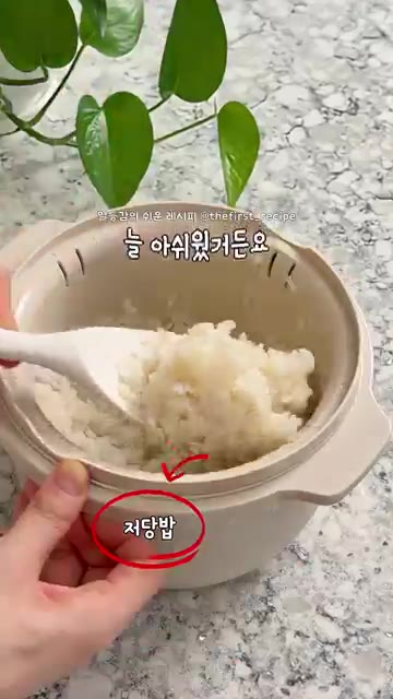 그 위에 계란을 깨뜨려 넓게 펼쳐 익힌다. — 옆구리 안 터지는 원팬 계란말이 김밥만들기 🍙