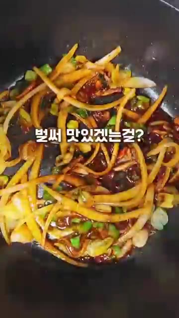 건더기 스프와 분말 스프를 넣고 볶아준다. — 해장라면에 참치액 반스푼 넣으면 풍미 폭발!
