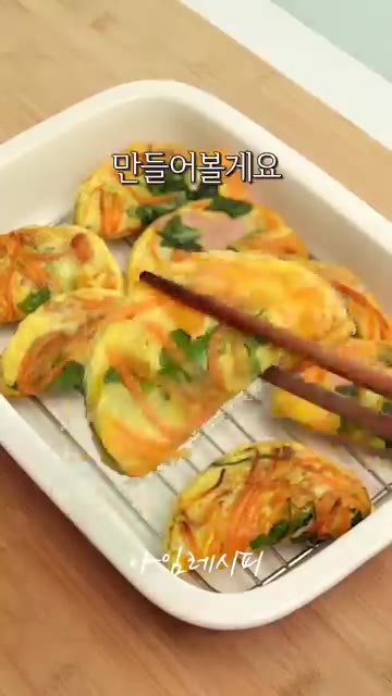 한 접시 뚝딱 비우더라구요. 맛있게 만들어 볼게요! — 김밥 말고! 알록달록 반달 달걀밥