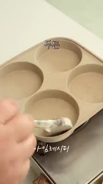 기름 살짝 두른 팬에 — 김밥 말고! 알록달록 반달 달걀밥