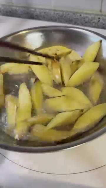 160~170℃로 예열된 기름에 고구마를 넣고 5~7분간 튀겨 건져… — 바삭하고 달콤한 고구마 맛탕 만드는 방법