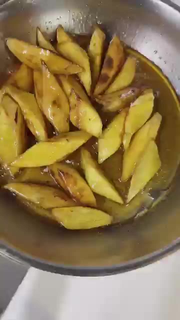 시럽이 연한 황금색이 되면 식용유 10g을 넣고 가볍게 섞는다. — 바삭하고 달콤한 고구마 맛탕 만드는 방법