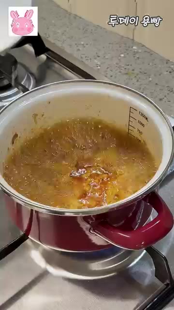 계란을 넣고 완성한다. — 5분 완성! 초간단 돼지고기 순두부찌개 레시피