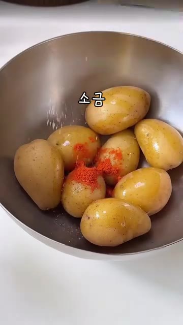 냄비에 감자와 소금 1큰술을 넣고 찬물을 부어 약 15분간 삶아줍니… — 감자를 왜 컵으로 누르나 했더니.. 이렇게 하면 식감, 맛이 달라짐!