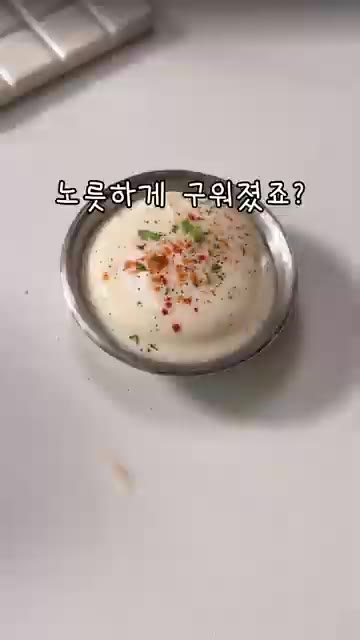 오븐 팬에 종이 호일을 깔고 양념한 감자를 올린 뒤, 컵 바닥으로… — 감자를 왜 컵으로 누르나 했더니.. 이렇게 하면 식감, 맛이 달라짐!