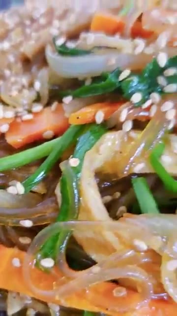 끓는 물에 당면을 넣고 삶아준다. — 프라이팬 하나로 10분 만에 만드는 원팬 잡채