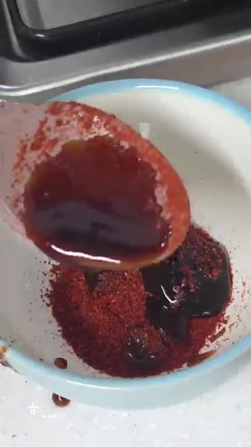 고춧가루, 간장, 설탕, 다진마늘을 넣고 양념장을 만든다. 섞어준다. — 대패삼겹살 제육볶음