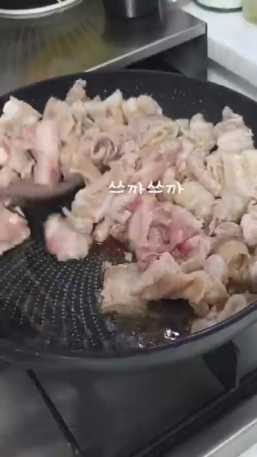 삼겹살이 어느 정도 익으면 양파와 팽이버섯을 넣고 함께 볶는다. 양… — 대패삼겹살 제육볶음
