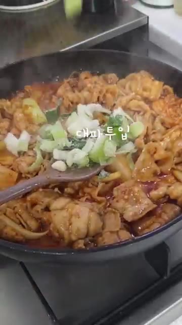 모든 재료가 잘 익고 양념이 졸아들 때까지 볶아준다. 보글보글 끓으… — 대패삼겹살 제육볶음