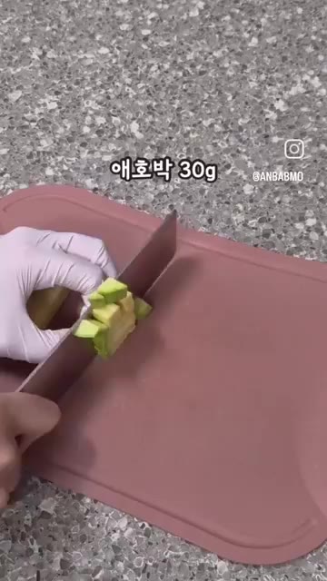 새우, 애호박, 양파, 두부를 먹기 좋은 크기로 썰어 준비합니다. — 애호박새우국