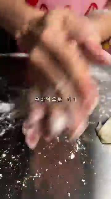 반죽을 덧가루를 묻혀가며 납작하게 밀어 펴준다. — 고디바 st 초코 찹쌀떡 다이어트버전