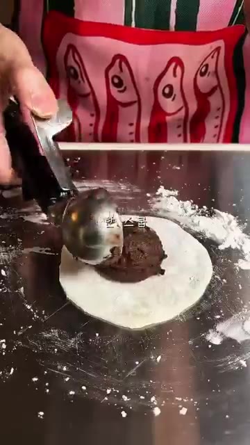 반죽 위에 얼린 초콜릿 필링을 올리고 찹쌀떡 모양으로 감싸준다. — 고디바 st 초코 찹쌀떡 다이어트버전