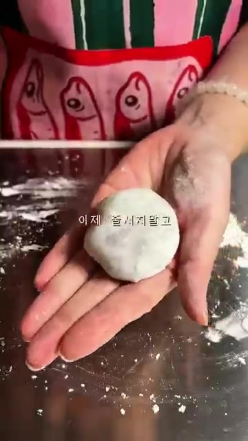 찹쌀떡을 반으로 잘라 초콜릿 필링이 가득 찬 모습을 보여준다. — 고디바 st 초코 찹쌀떡 다이어트버전