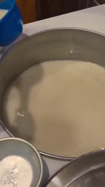 셀프로 동동주를 떠서 마십니다. 달달하고 구수한 맛입니다. — 4·19탑 산방낙지: 공짜 동동주와 매콤한 낙지볶음