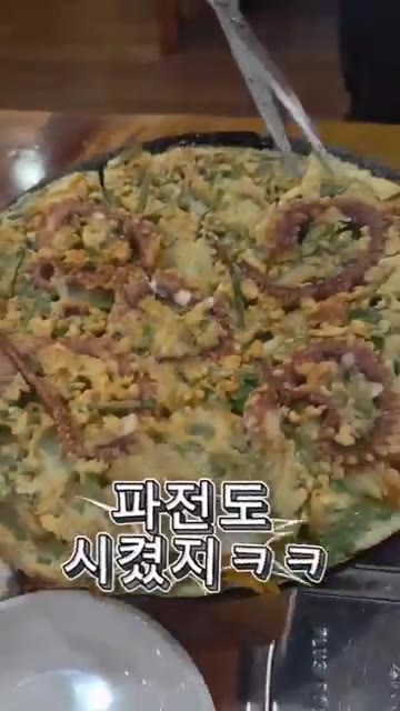 파전은 가장자리는 바삭하지만 가운데는 좀 질척해서 아쉬웠습니다. — 4·19탑 산방낙지: 공짜 동동주와 매콤한 낙지볶음