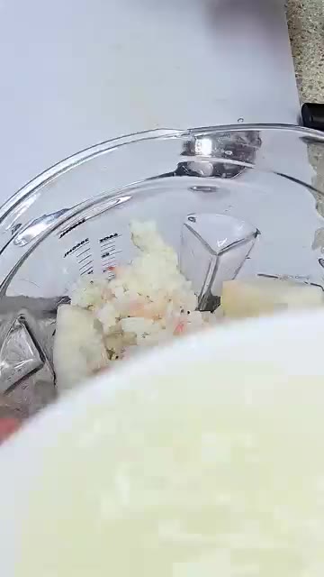 갈아놓은 재료에 고추가루 200ml, 다진 마늘, 다진 생강을 넣고… — 아삭시원~! 초롱무김치 이렇게 담그면 순삭! 밥도둑!