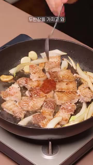 두반장 1큰술을 넣고 잘 볶아준다. (매운맛은 취향에 따라 가감) — 두반장 삼겹살 덮밥 레시피