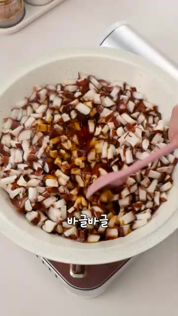 표고버섯에 간장물이 잘 배어들도록 졸여줍니다. 간장물이 자작하게 남… — 집에서 만드는 표고와사비장 레시피
