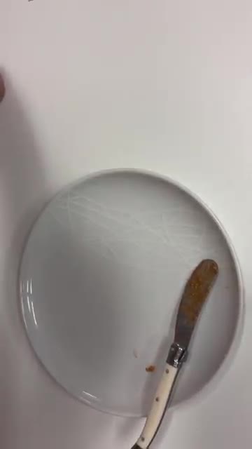 식빵을 반으로 접어준다. 맛있게 먹는다. — 식빵 잼 빵 만들기