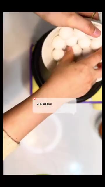 해동한 냉동 곰탕을 냄비에 넣고 끓인다. — 냉동 곰탕으로 10분 컷 쫀득 든든 감자옹심이 곰탕