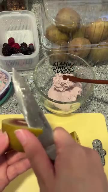 키위 껍질을 벗기고 반으로 잘라 씨 부분을 제거한다. — 간단한 그릭요거트 아사이볼 만들기