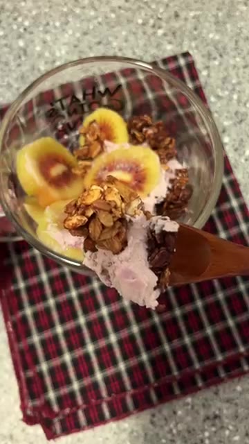 맛있게 섞어 먹는다. — 간단한 그릭요거트 아사이볼 만들기