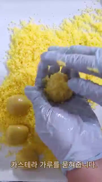 반죽을 동그랗게 빚어 카스테라 가루를 묻혀줍니다. — 전자레인지로 완성! 초간단 고구마인절미