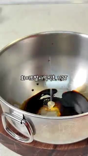 볼에 간장, 화이트 발사믹 식초, 들깨가루를 넣고 잘 섞어 드레싱을… — 올리브유 샐러드에 지쳤다면? 시금치 들깨샐러드